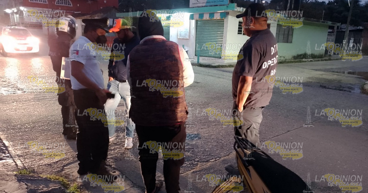 Motociclista rebota con un taxi