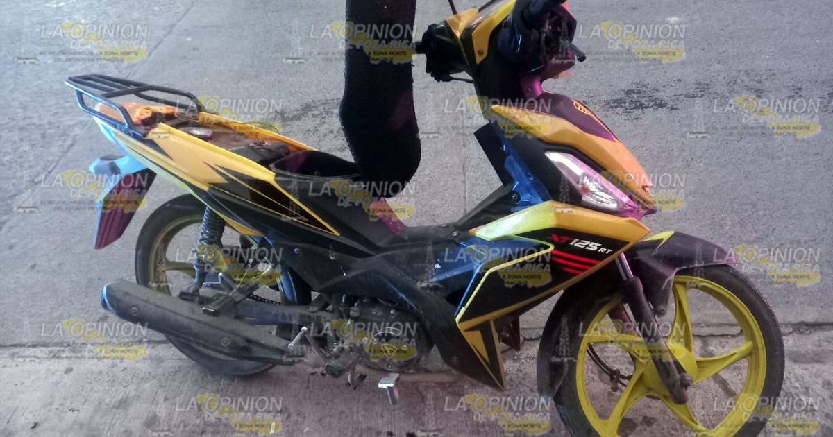 Motociclista rebota con un taxi