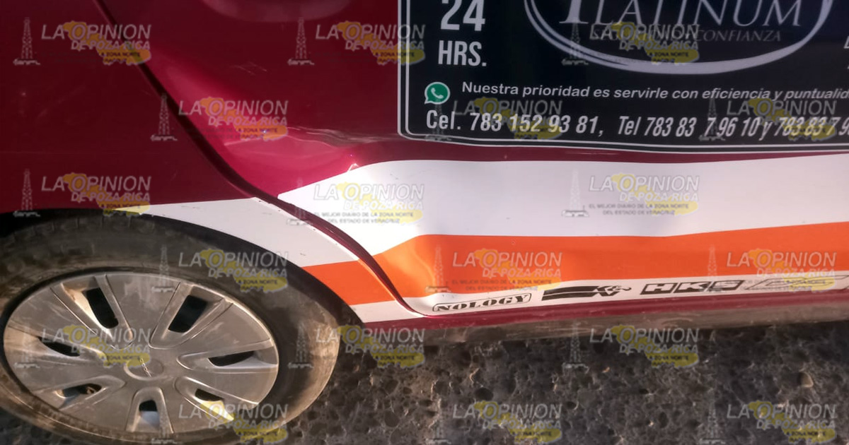 Motociclista rebota con un taxi