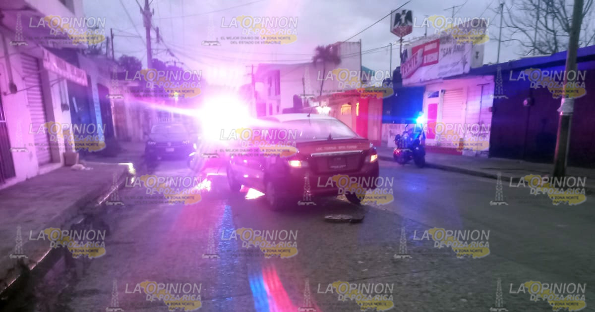 Motociclista rebota con un taxi
