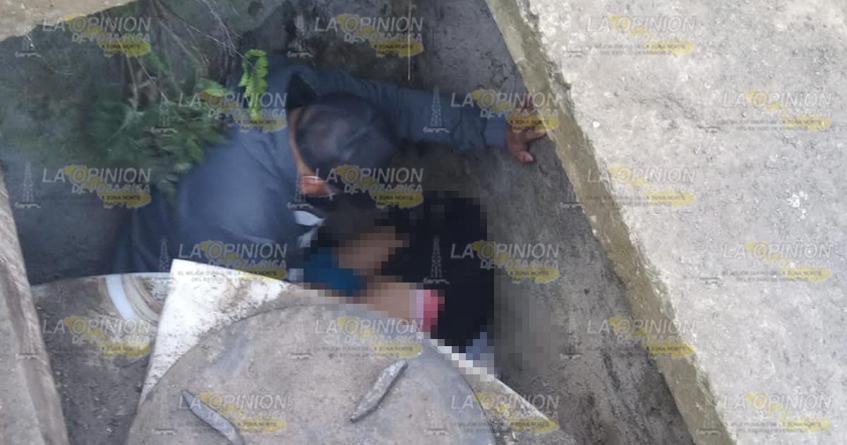 Mujer cayó de cabeza en cisterna abierta