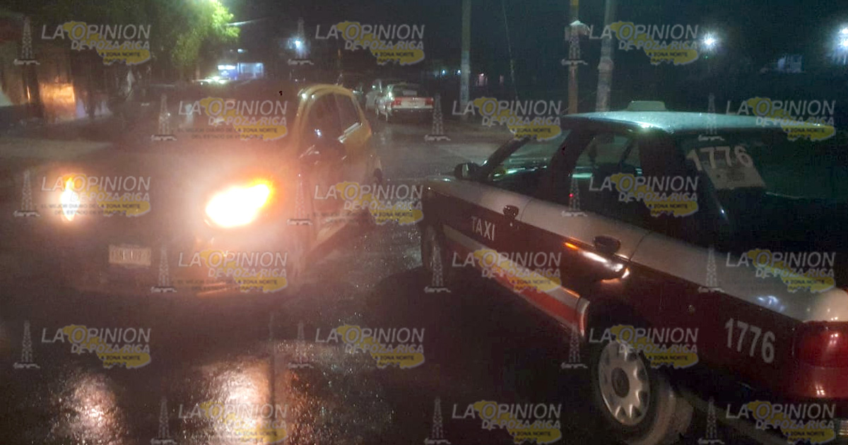 No hace alto y choca