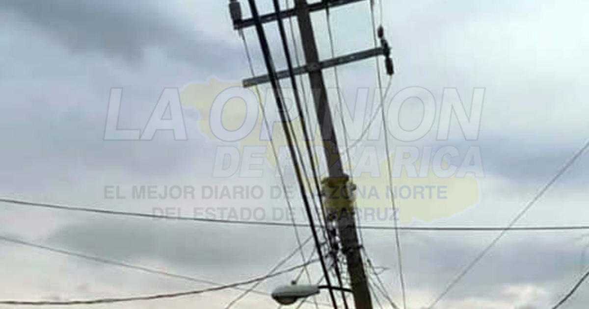 Piden que CFE intervenga por un poste que está a punto de caer, en La Morelos, Coatzintla