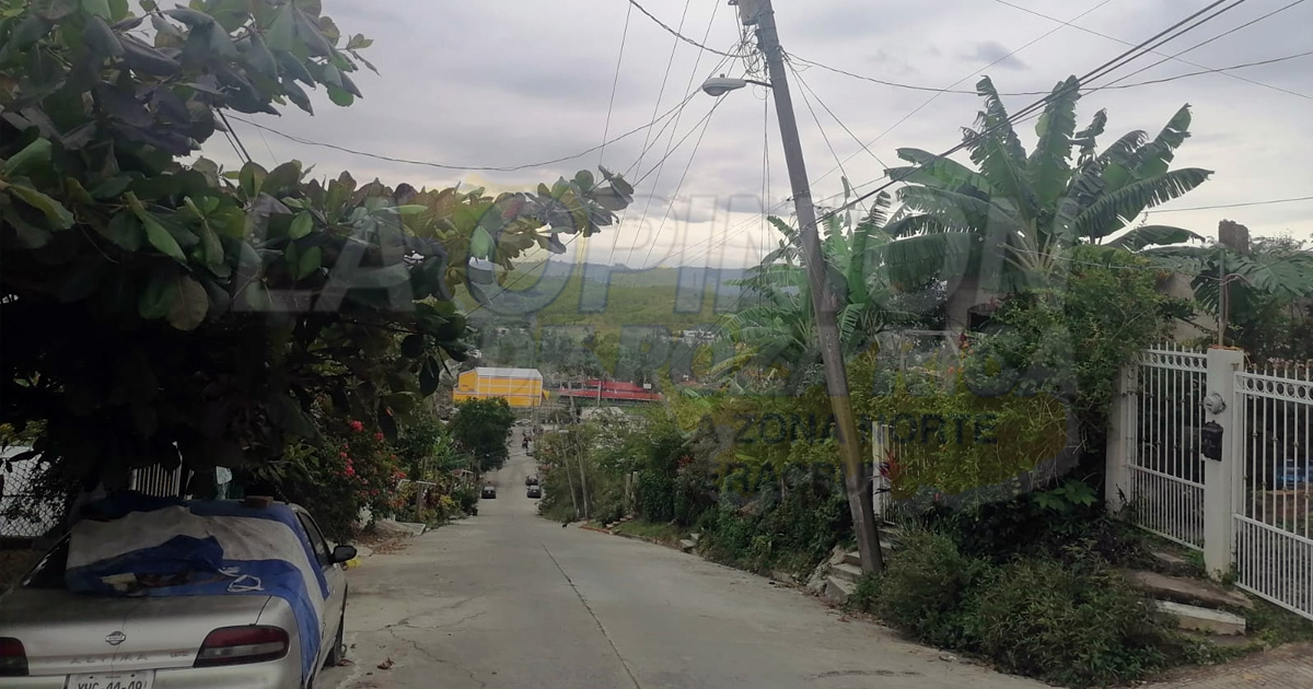 Piden que CFE intervenga por un poste que está a punto de caer, en La Morelos, Coatzintla