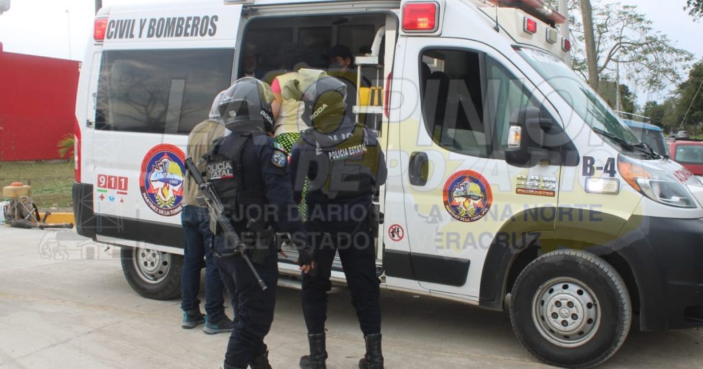 Rebasa y choca; hay un herido
