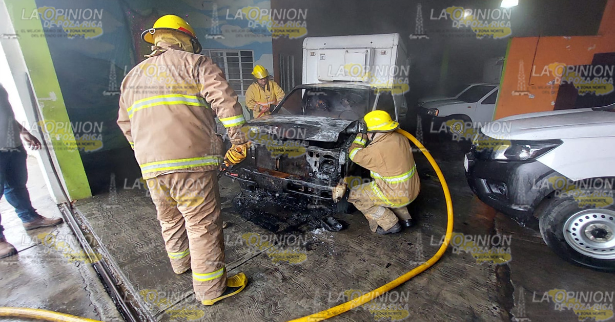 Se chamusca camioneta en la Altamirano
