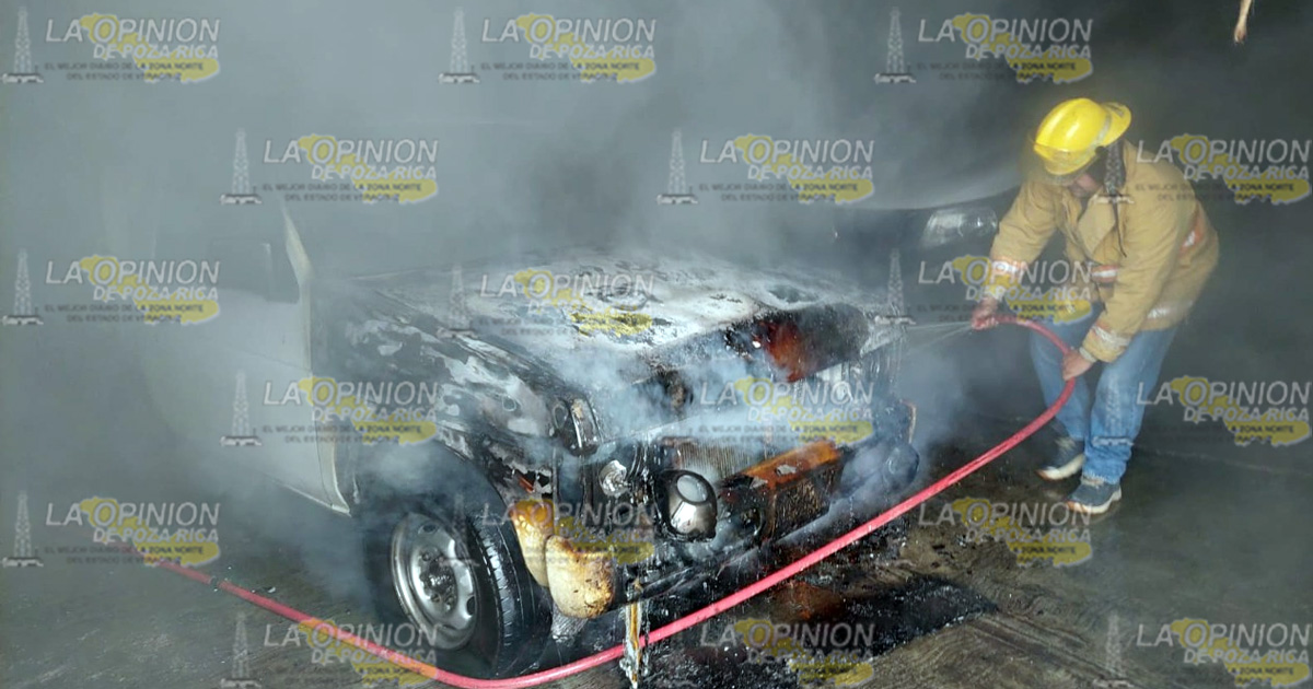 Se chamusca camioneta en la Altamirano