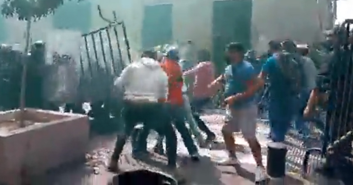 Se enfrentan CNTE y policías en Morelia, Michoacán; hay 3 detenidos y varios lesionados