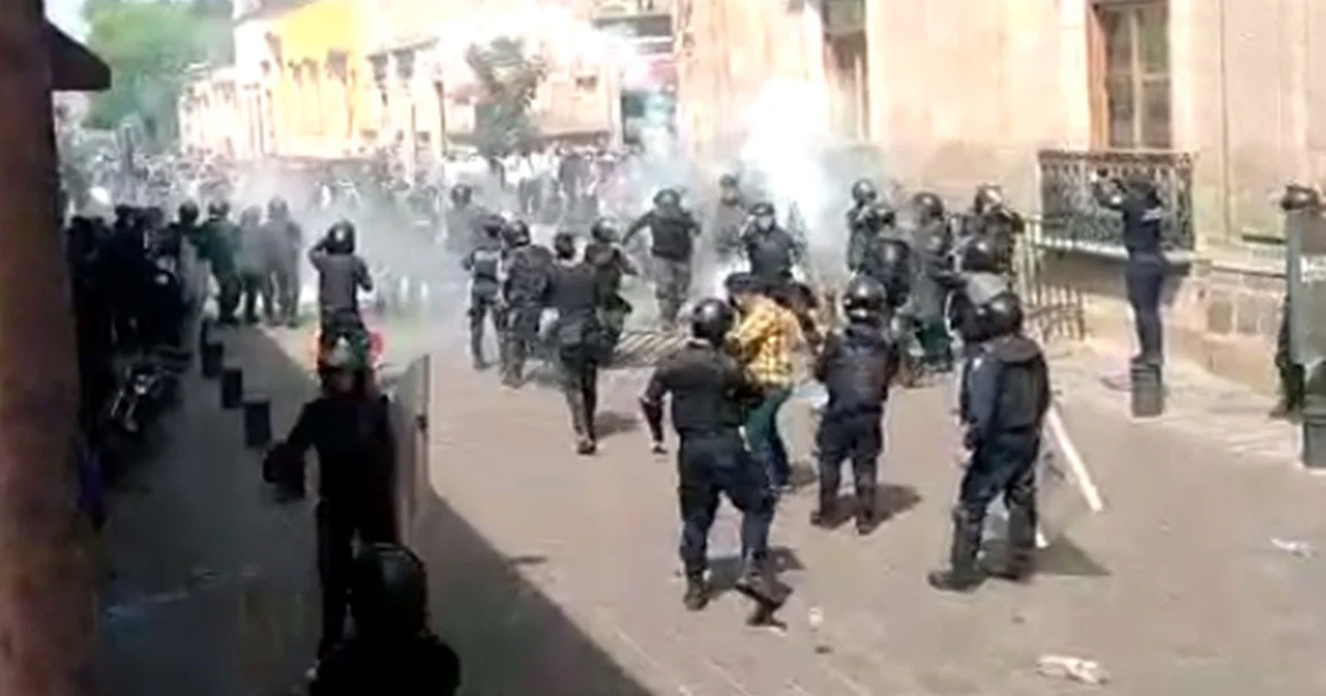 Se enfrentan CNTE y policías en Morelia, Michoacán; hay 3 detenidos y varios lesionados