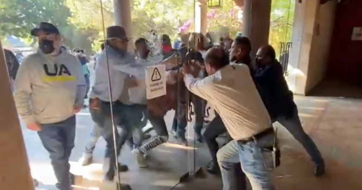 Se enfrentan CNTE y policías en Morelia, Michoacán; hay 3 detenidos y varios lesionados