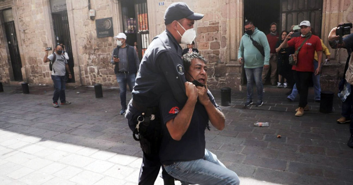 Se enfrentan CNTE y policías en Morelia, Michoacán; hay 3 detenidos y varios lesionados