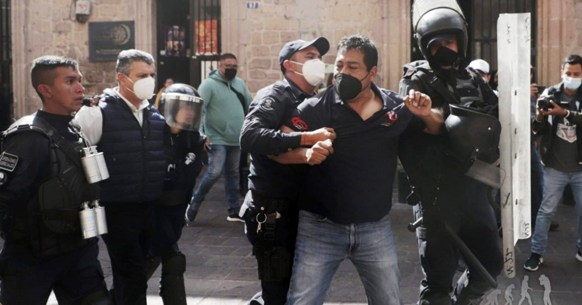 Se enfrentan CNTE y policías en Morelia, Michoacán; hay 3 detenidos y varios lesionados