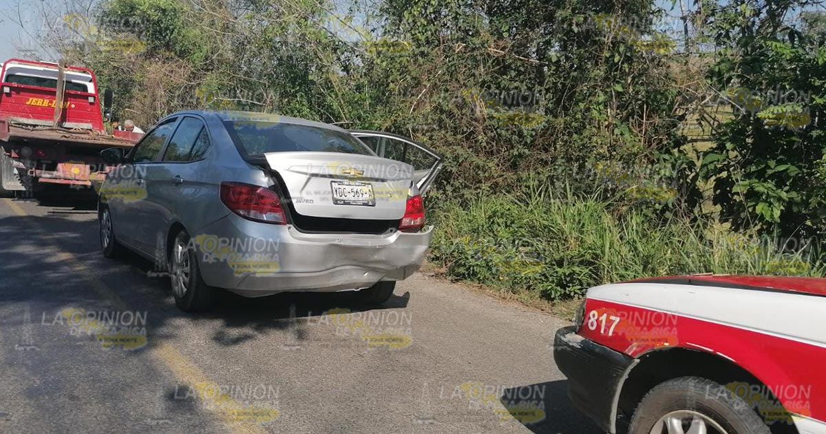 Taxista choca contra Aveo