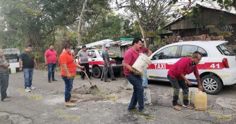 Taxistas bachean carretera hacia La Barra de Cazones
