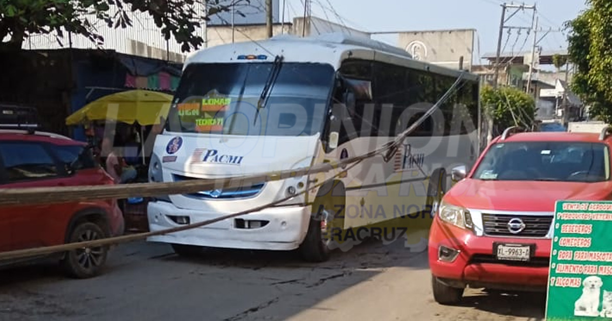 Tráiler derriba poste de Telmex