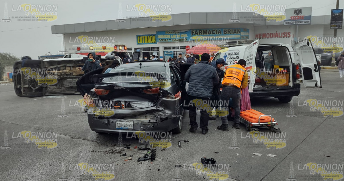 Tráiler se quedó sin frenos y provoca carambola