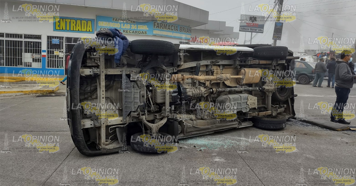 Tráiler se quedó sin frenos y provoca carambola