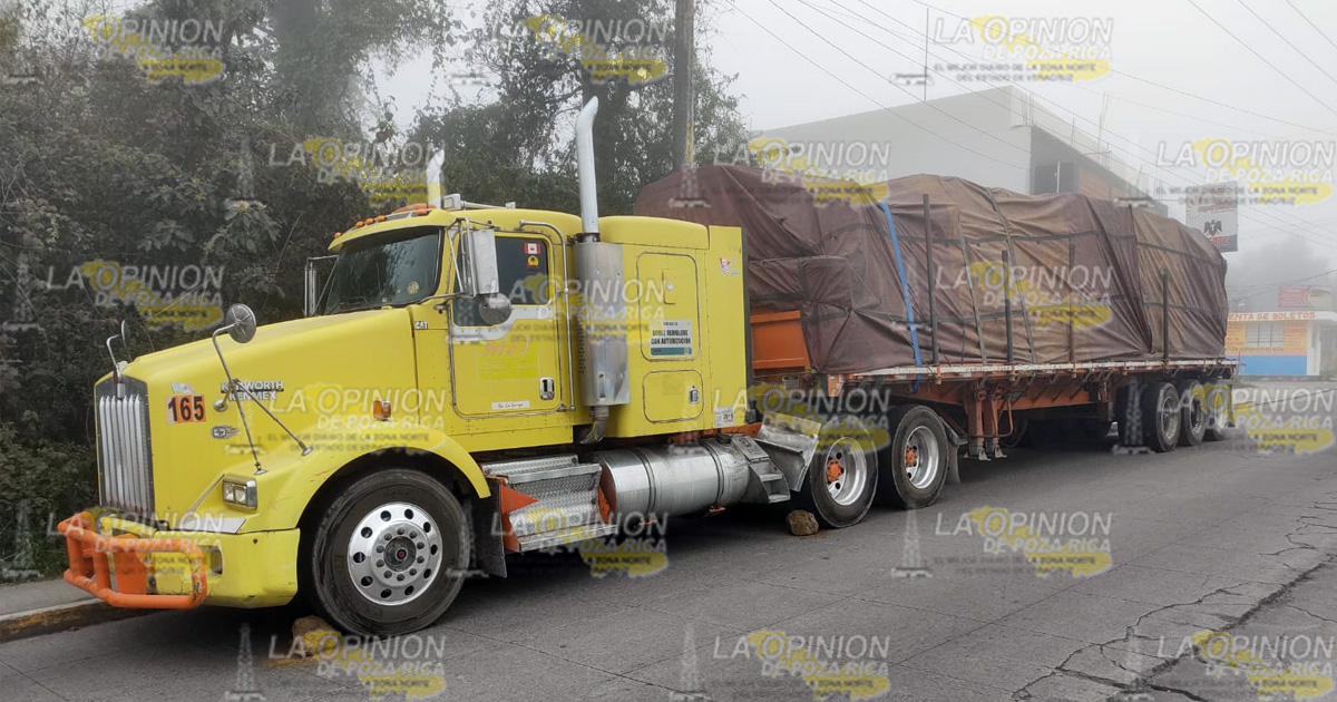Tráiler se quedó sin frenos y provoca carambola