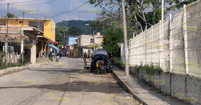 Unidades chatarra estorban la vialidad en colonias de Tihuatlán