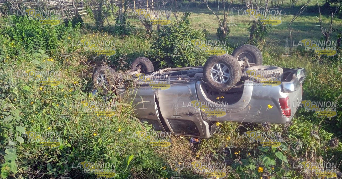 Veloz camioneta queda llantas arriba