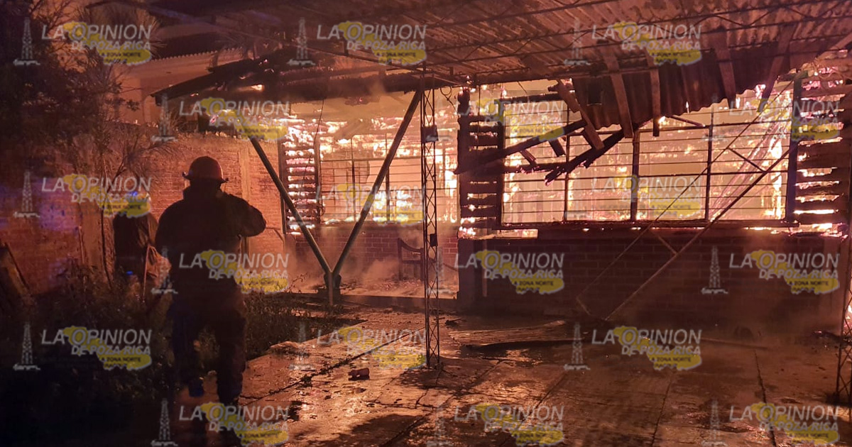 Vivienda arrasada por incendio (video)