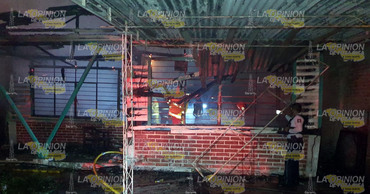 Vivienda arrasada por incendio (video)