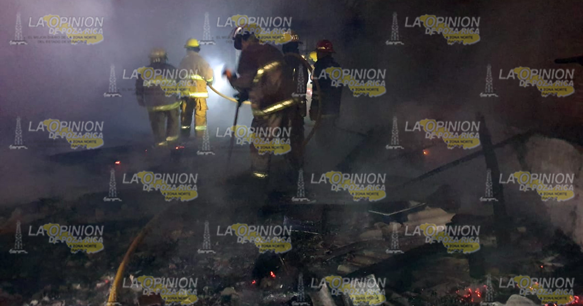 Vivienda arrasada por incendio (video)