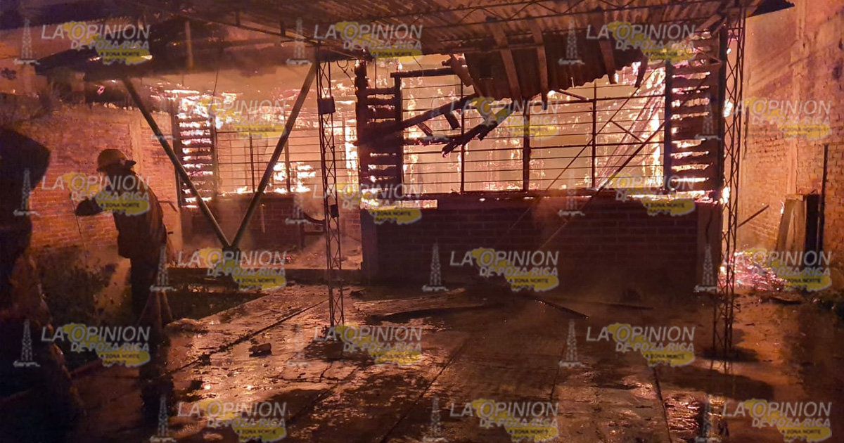 Vivienda arrasada por incendio (video)