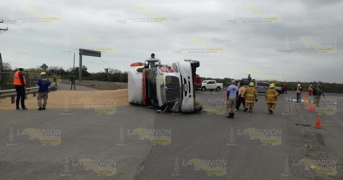 Vuelca tráiler cargado con trigo Vuelca tráiler cargado con trigo 2