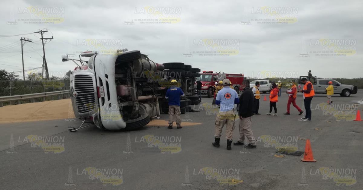 Vuelca tráiler cargado con trigo Vuelca tráiler cargado con trigo 3
