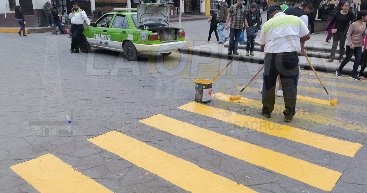 Balizan pasos peatonales en la zona centro de Papantla
