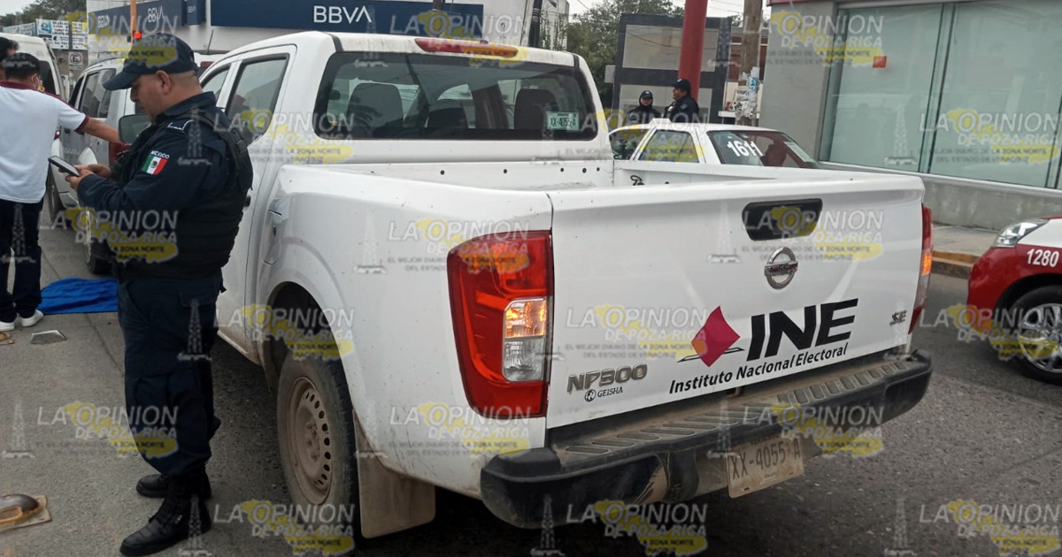 ¡Empleado del INE provoca accidente!