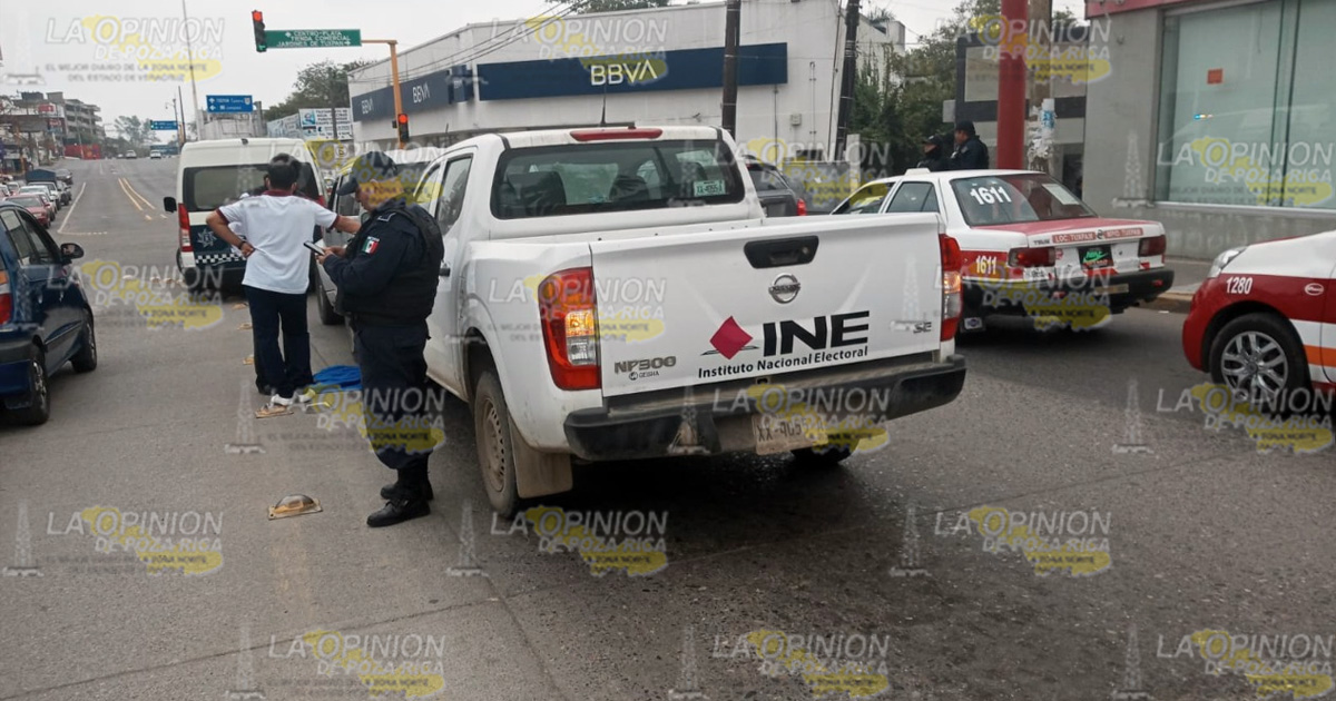 ¡Empleado del INE provoca accidente!