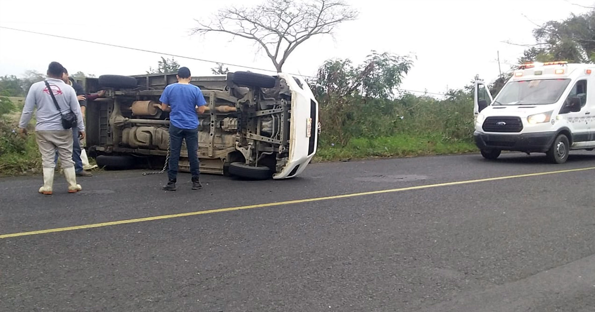 ¡Vuelca camioneta cargada con pollo!