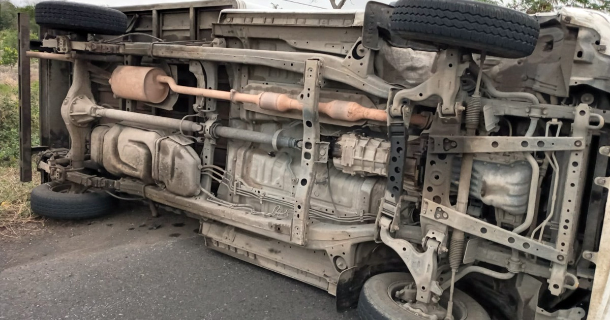 ¡Vuelca camioneta cargada con pollo!