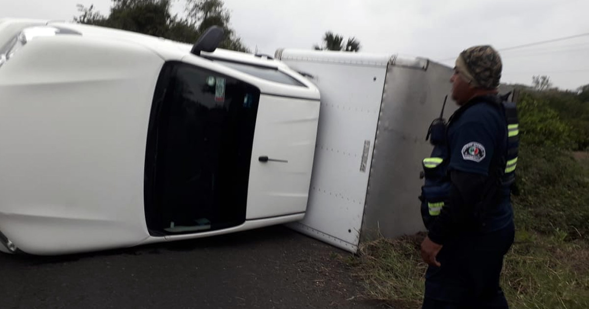 ¡Vuelca camioneta cargada con pollo!