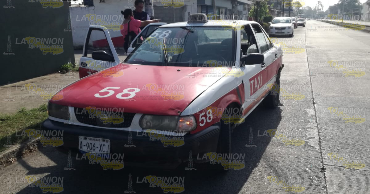 Ruletero se atraviesa y choca con una moto