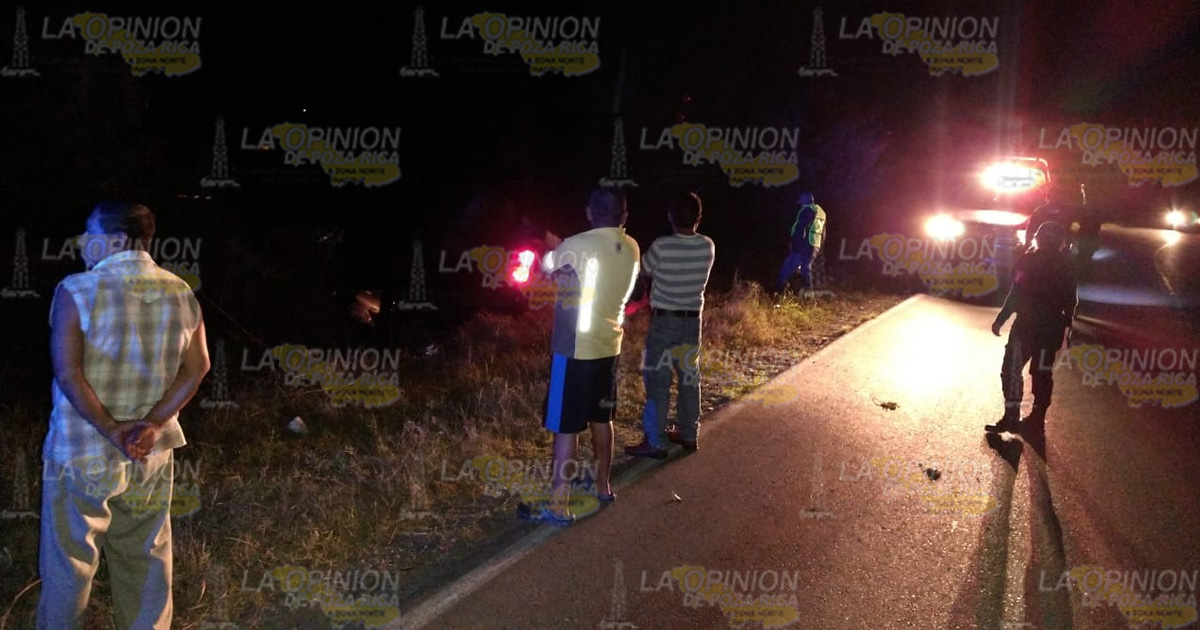 Abandonan camioneta volcada