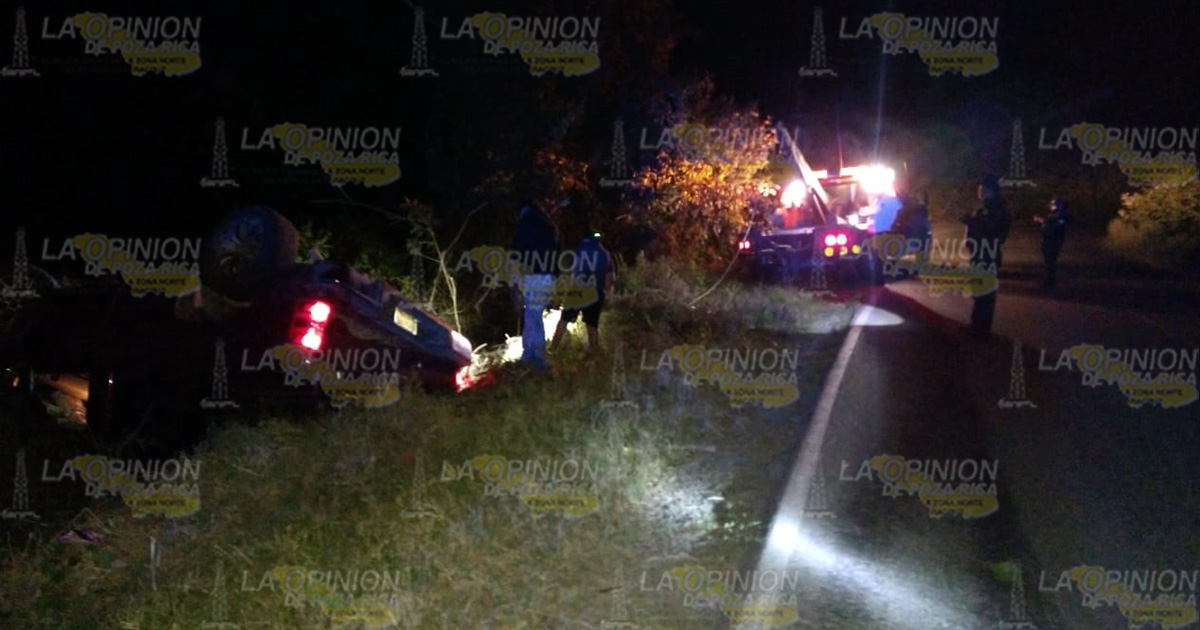 Abandonan camioneta volcada