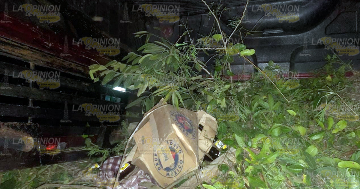 Abandonan camioneta volcada