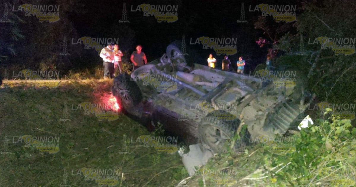 Abandonan camioneta volcada