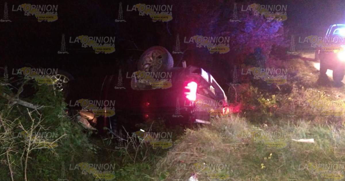 Abandonan camioneta volcada