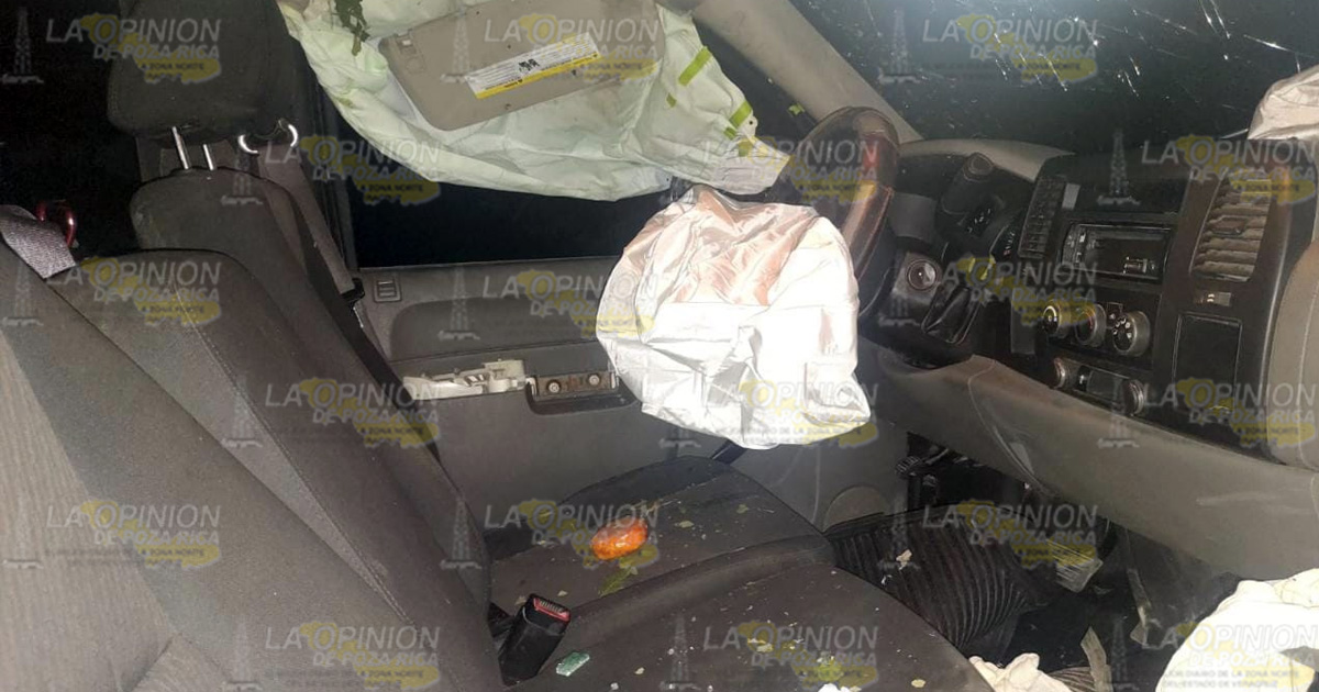 Abandonan camioneta volcada