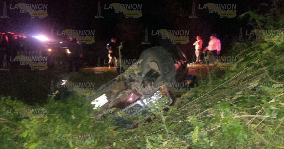 Abandonan camioneta volcada