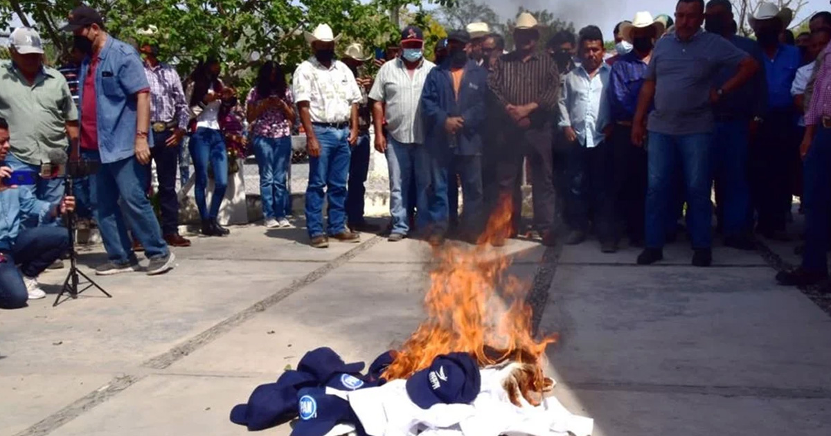 Alcaldes de Tamaulipas queman camisetas del PAN y se suman a Morena