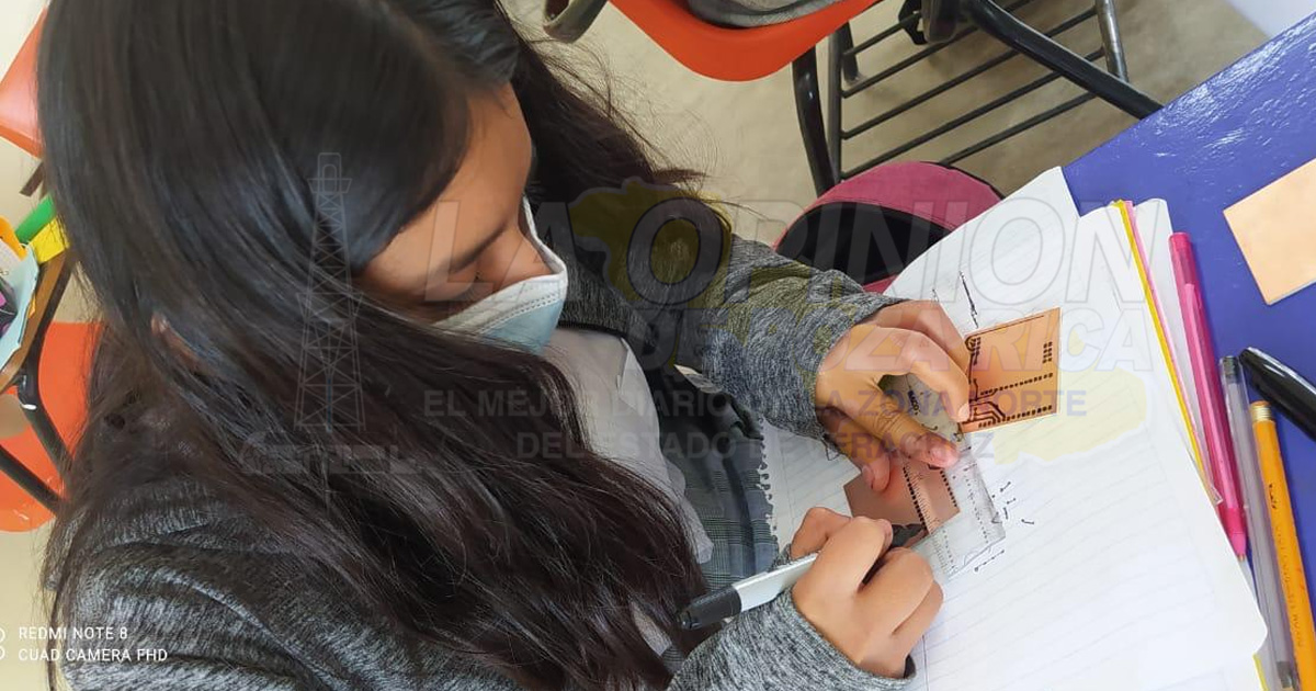 Telesecundaria de Tihuatlán gana1er lugar en concurso de robótica estatal