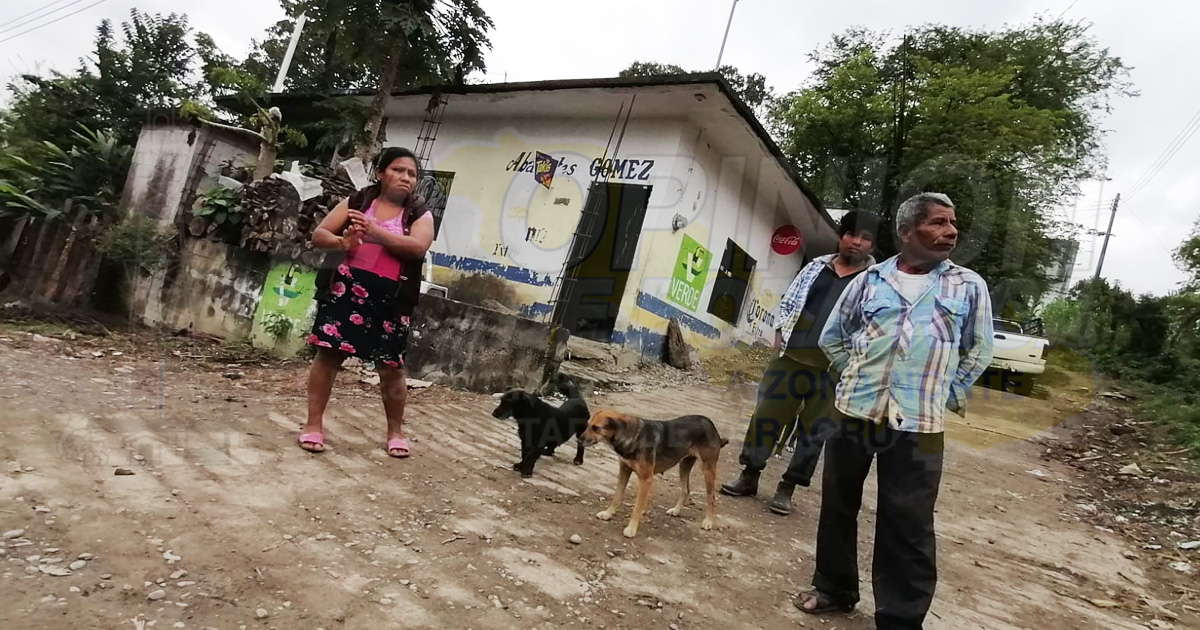 Vecino de Espinal bloquea las calles con tierra y grava