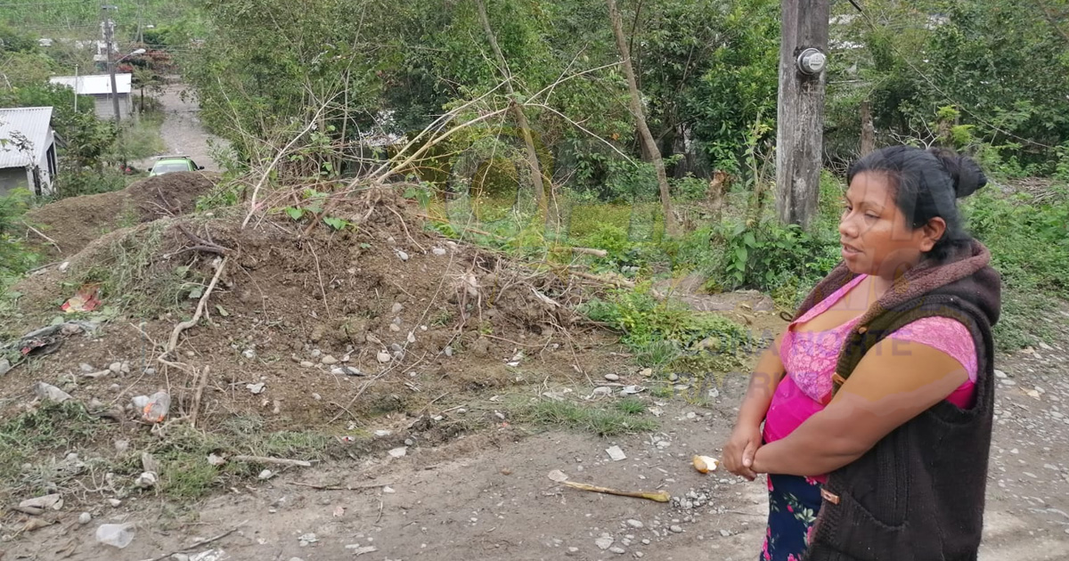 Vecino de Espinal bloquea las calles con tierra y grava