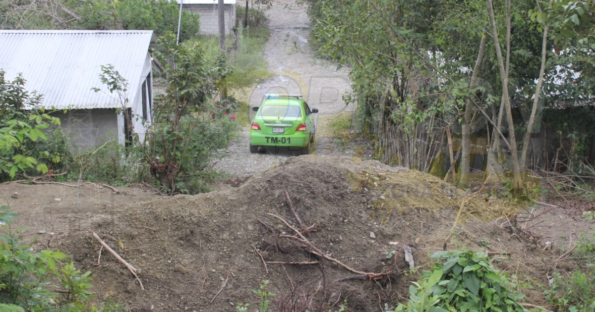 Vecino de Espinal bloquea las calles con tierra y grava