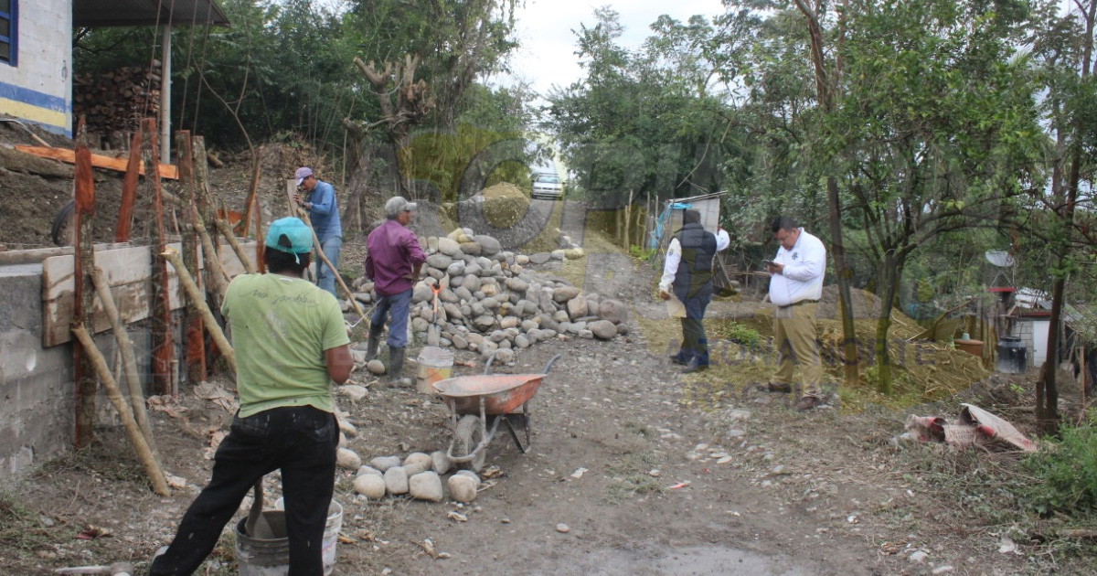 Vecino de Espinal bloquea las calles con tierra y grava